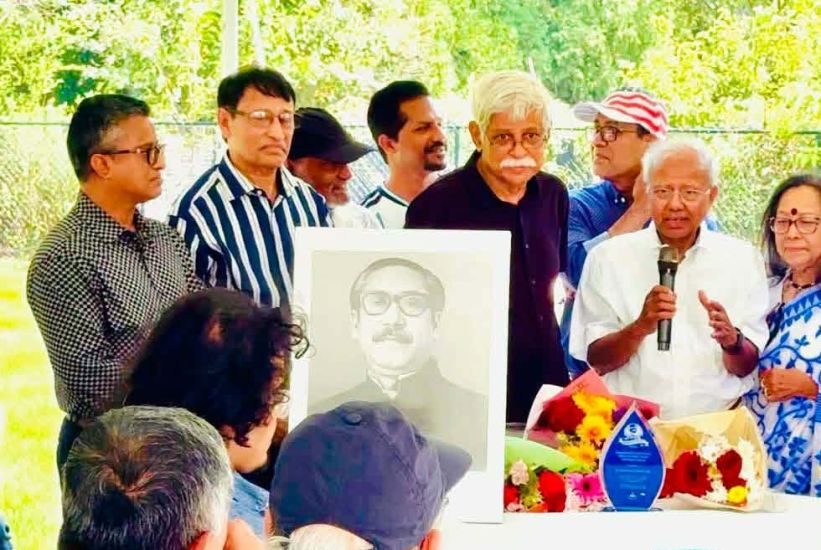 মুক্তিযুদ্ধের চেতনাই বার বার বিজয়ী হবে: পুরস্কার গ্রহণ করে ড. জাফর ইকবাল